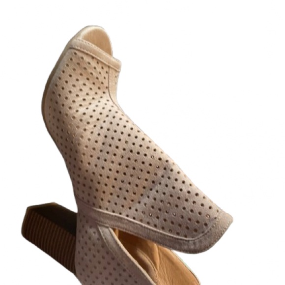 Cream Suede open toed shoe with Chunky Heel and Perforated Design - Picture 3 of 4